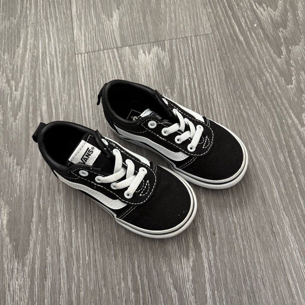 Vans Kids' Black and White Sneakers
‼️SOLD‼️ Do not buy ‼️